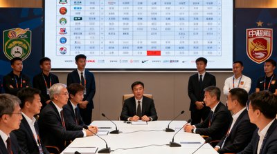 2025赛季中超联赛赛程发布会现场，大屏幕展示完整赛程表，各俱乐部代表齐聚一堂